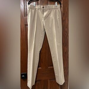 Gap men khaki pants 30x32 straight flat front Preowned but excellent condition